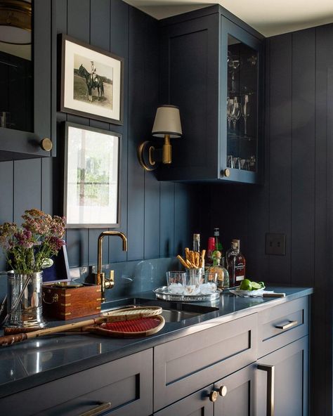 Circa Lighting on Instagram: “Featuring one of Ralph Lauren's signature finishes — Natural Brass and Navy Leather — the Riley Single Sconce raises the bar in any space!…” Home Wet Bar, Visual Comfort Lighting, Bar Inspiration, Moody Interiors, Built In Bar, Circa Lighting, Dark Walls, Entertainment Bar, Bar Room