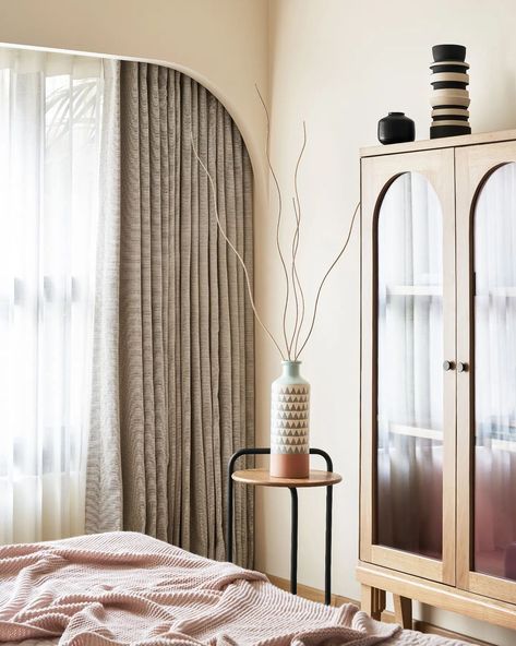 14 modern pelmet ideas that prove this design trend is back | Livingetc Modern Pelmet, Modern Luxury Curtains, Curtain Hanging Ideas, Pelmet Ideas, Living Room Modern Luxury, Pelmet Designs, Pelmet Box, Curtain Pelmet, Spanish Style Decor