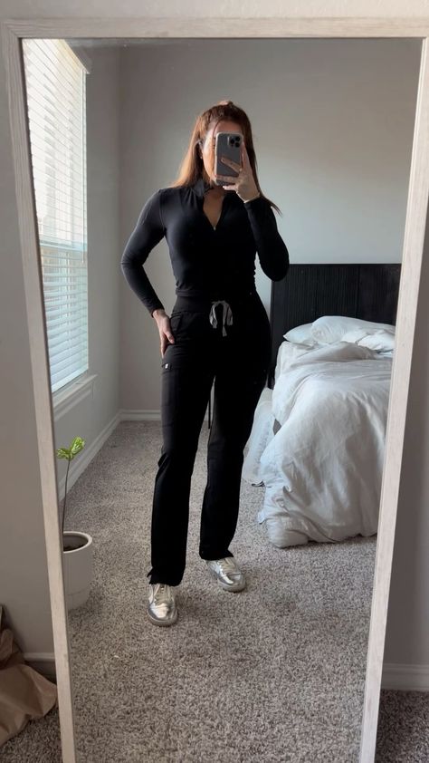 Womens Scrub Outfits, Black Esthetician Outfit, Esthetician Scrubs Outfit, Esthetician School Outfits, Student Esthetician, Esthetician Scrubs, Esthetician Outfit Ideas, Esthetician Outfit, Esthetician Student