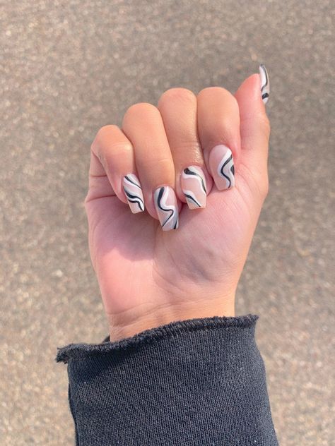 #nails #acrylicnails #coffinnails #nailart Coffin Simple Nails, Black And White Swirl Nails, White Swirl Nails, Black And White Swirl, Swirl Nails, White Acrylic Nails, Nail Tattoo, Acrylic Nails Coffin Short, Acrylic Nails Coffin