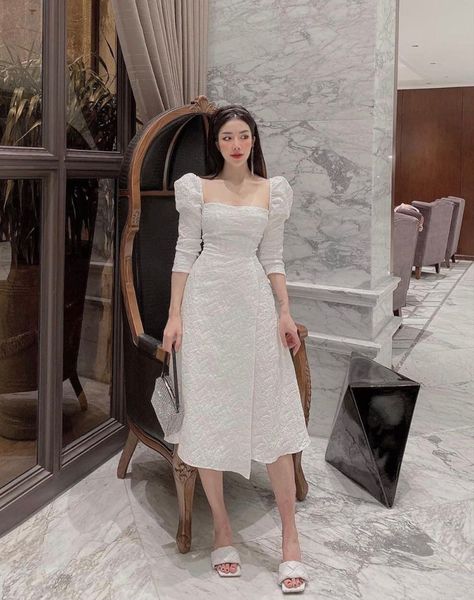 White Grad Dress, Casual Bridesmaid Dresses, Girls Dress Outfits, Elegant Dresses Classy, Trendy Fashion Tops, Classy Dress Outfits, Modest Fashion Outfits, Looks Chic, Dress Elegant