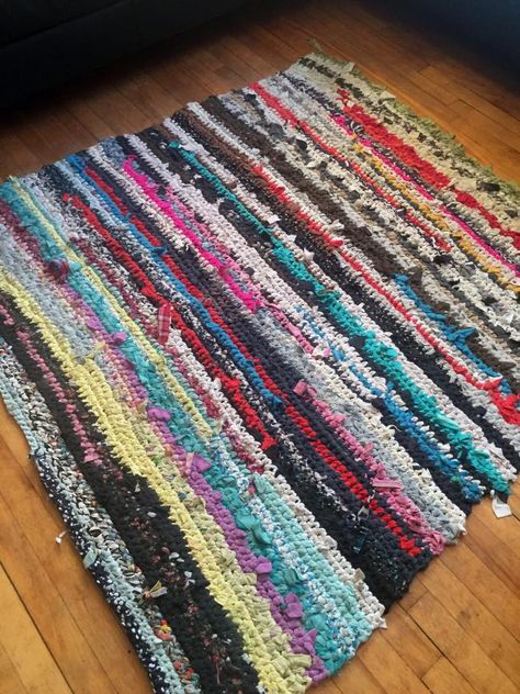 Rug From Old Clothes, Diy Rug Ideas, Crochet Rug Patterns Free, Making Yarn, Rag Rug Diy, Diy Rugs, Rag Rug Tutorial, Braided Rag Rugs, Crochet Rag Rug