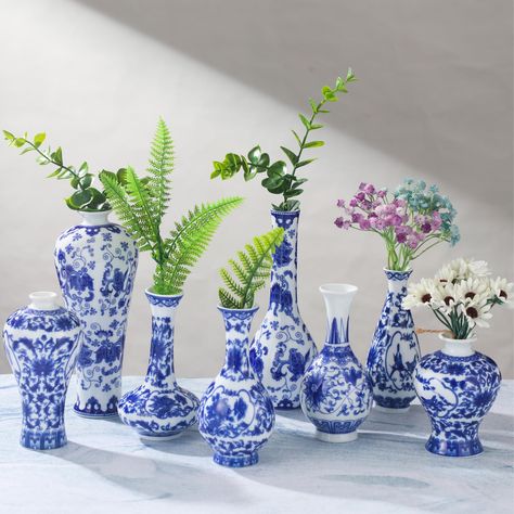 Centerpieces Living Room, Table Decor Centerpieces, Bookshelf Vintage, Vase Blue And White, Living Room Bookshelf, Decor Centerpieces, Room Bookshelf, Home Table Decor, Ceramic Bud Vase