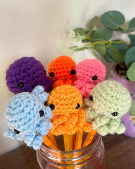 Octopi Pencil Toppers!! Perfect for an adorable back to school supply🐙✏️ DM me if interested or check out my Etsy Shop!!<3 Crochet School Supplies, Organized Teachers, Pencil Toppers, School Supply, Diy Teacher Gifts, Back To School Supplies, Crochet Art, Student Gifts, Crochet Animals