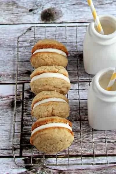 Banana Whoopie Pies | My Baking Addiction Banana Whoopie Pies, Whoopie Pie Recipe, Mini Bananas, Whoopie Pie, Whoopie Pies, Banana Recipes, Banana Cake, Pie Recipes, Just Desserts