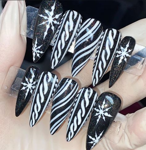 Vampy Christmas Nails, Holiday Goth Nails, Black Silver Christmas Nails, Spooky Winter Nails, Black And White Xmas Nails, Anti Christmas Nails, Black Holiday Nail Designs, Black And White Winter Nails, Black And Silver Christmas Nails