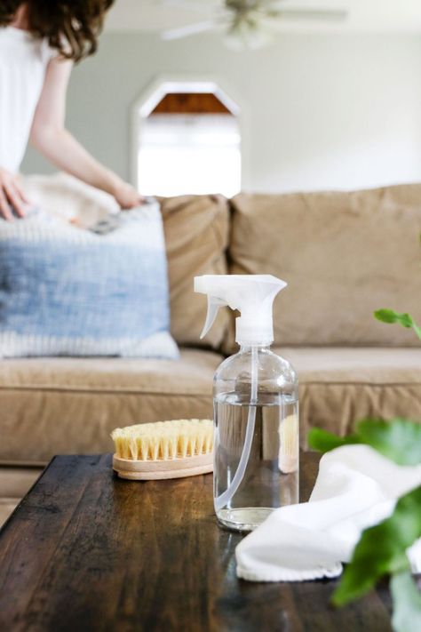 Homemade Shower Spray, Essential Oil Bug Spray, Bathroom Cleaners, Swiffer Pads, Hoop Crafts, Microfiber Couch, Diy Upholstery, Cleaning Inspiration, Natural Cleaning Recipes