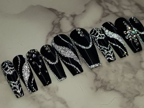 Dark Bling Nails, Black Nail Desk, Dark Long Nails, Black And White Birthday Nails, Goth Nail Ideas, Black And Silver Nail Art, Friend Nails, Customized Nails, Regular Manicure