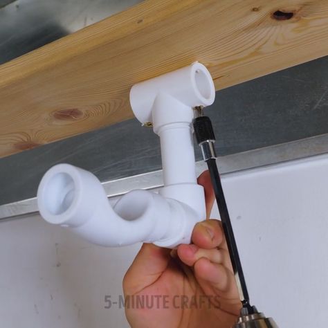 5-Minute Crafts Men - Make useful stuff for your home with PVC pipes Diy Crafts Easy At Home, Useful Stuff, Organizing Solutions, Diy Household Tips, Pvc Pipe Crafts, Pvc Pipe Projects, Handyman Projects, Pvc Projects, Pvc Pipes