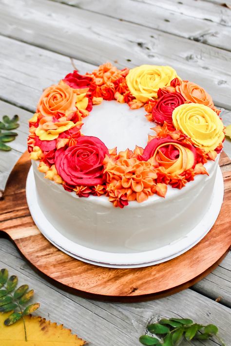 A beautiful fall-themed buttercream flower wreath cake idea! So perfect for autumn cake decorating. Cake Designs Fall, Fall Birthday Cake, Thanksgiving Cakes Decorating, Fall Cakes Decorating, Fall Birthday Cakes, Birthday Cake Decorating Ideas, Pinterest Cake, Thanksgiving Cakes, Buttercream Flower