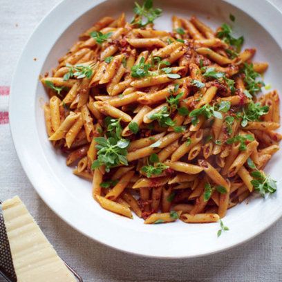 Jools Oliver’s pregnant pasta recipe. For the full recipe, click the picture or visit RedOnline.co.uk Jamie Oliver 30 Minute Meals, Jamie's 30 Minute Meals, Watercress Salad, Raspberry Tarts, Jamie Oliver Recipes, Diner Recept, Sausage Pasta, Watercress, 30 Minute Meals