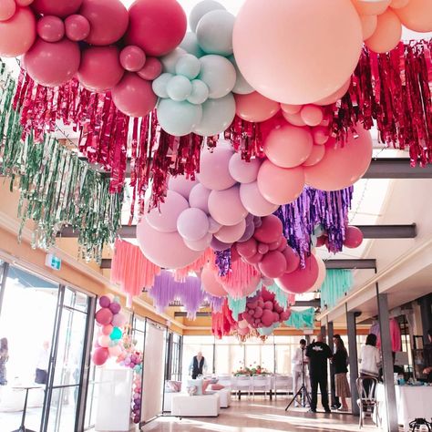 Balloon Ceiling Decorations, Streamer Decor, Ceiling Decoration Ideas, Hanging Balloons, Balloon Ceiling, Pretty Balloons, Wedding Balloon Decorations, Girl Time, Pastel Balloons