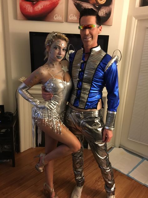 Shooting Star and Galaxy Man couples Halloween costume - Space man & Star… Space Witch Costume, Alien Costume Festival, Galaxy Costume Women, Futuristic Costume Men, Alien Superstar Costume, Silver Costume Ideas, Astronaut And Alien Costume Couples, Galaxy Party Outfit, Space Man Costume