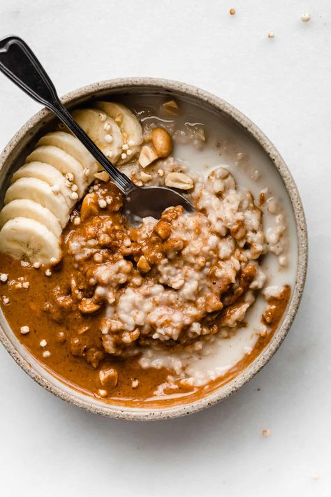 Healthy Peanut Butter Oatmeal, Peanut Butter Banana Oats, Peanut Butter Breakfast, Making Peanut Butter, Peanut Butter Overnight Oats, Oatmeal Toppings, Curves And Confidence, Breakfast Oatmeal Recipes, Apple And Peanut Butter