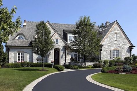 Circle Driveway Landscaping, East Coast House, Circle Driveway, Driveway Ideas, Asphalt Driveway, Modern Outdoor Spaces, Driveway Design, Driveway Landscaping, Circular Driveway