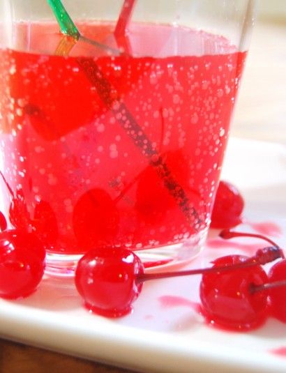 Who doesn't love a good Shirley Temple?! Kiddie Cocktails, Drinks With Grenadine, Snacks For Teens, Red Drinks, Kid Drinks, Easy Drinks, Ideas Party, Party Drinks, Non Alcoholic Drinks