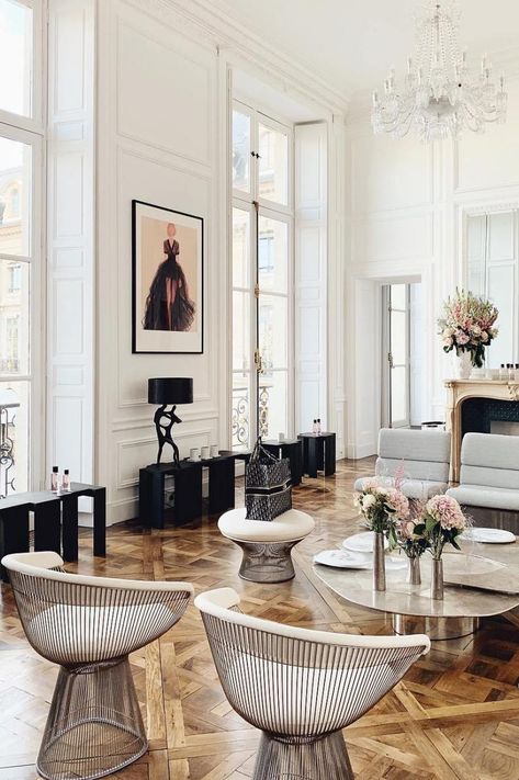 59 Parisian Living Rooms to Make You Swoon Parisian Style Home, Parisian Living Room, Modern Parisian, Parisian Interior, French Interior Design, French Interior, A Living Room, Living Room Interior, Modern Interior Design