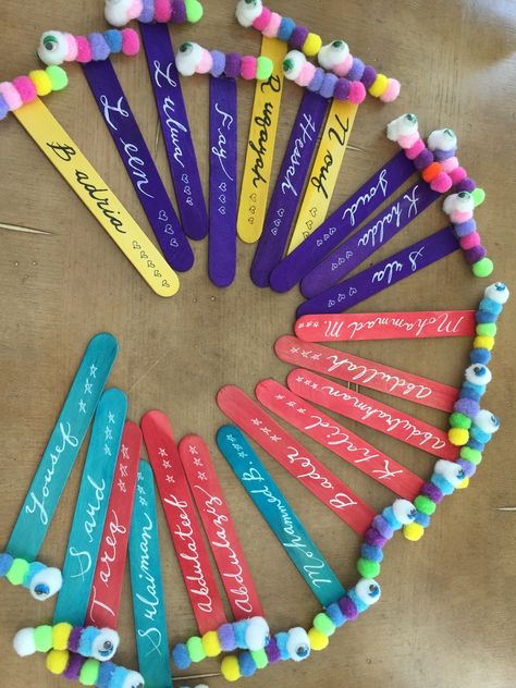 easy personalized kids and students end of year giveaways or gifts #DIY #bookworm #bookmark #endofyear #student #giveaway Bookworm Bookmark, Student Bookmarks, Classmates Gifts, School Giveaways, Class Gifts, School Kids Crafts, Stick Crafts, School Opening, Class Gift