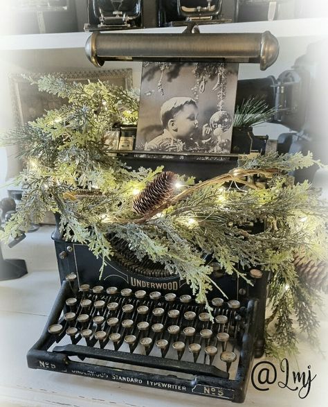 Typewriter Decoration Ideas, Antique Scale Decor Display, Antique Typewriter Decor Display, Christmas Typewriter, Typewriter Ideas, Sweet Centerpieces, Vintage Arrangements, Typewriter Decor, Moody Academia