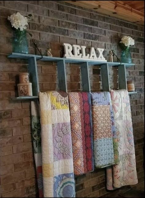 Old Ladders Repurposed, Display Quilts, Quilt Racks, Quilt Display, Ceiling Ideas, Ladder Shelf, Furniture Projects, Display Ideas, Guest Bedroom