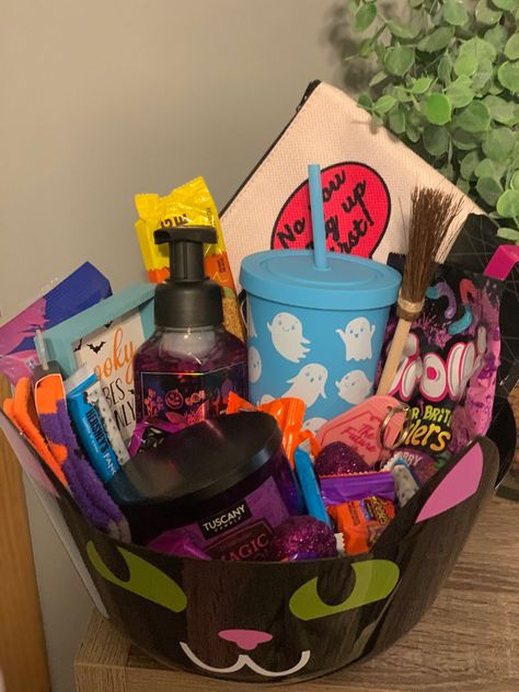 Spooky Basket For Friend Girl, Dog Halloween Basket, Bestie Spooky Baskets, Halloween Gift Basket Ideas For Adults, Cheap Spooky Basket Ideas, Dollar Tree Spooky Basket, Pink Spooky Basket, Halloween Basket Ideas For Girlfriend, Spooky Basket For Best Friend