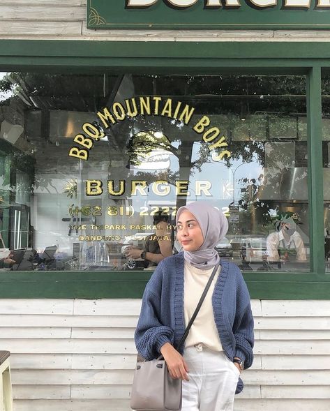 Outfit Hijab Kulot, Bandung Outfit, Blue Denim Outfits, Ootd Hijab Style, Fashion Identity, Summer Shopping, Muslim Outfits Casual, Hijab Style Casual, Casual Hijab Outfit