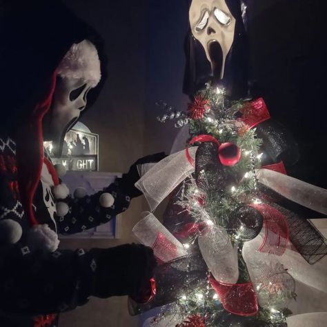 Ghostface Christmas Pfp, Scream Christmas Wallpaper, Danny Johnson, Content Background, Creative Halloween Costume Ideas, Christmas Pfps, Heart Pfp, Most Creative Halloween Costumes, Horror Christmas