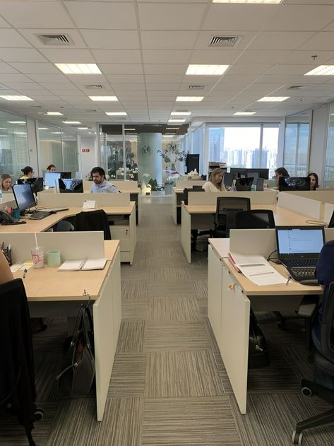 Dubai Office Snapchat, Office Set Up At Work, Bank Office Design, Office Snap, American Office, Usa Visa, Bank Office, Banks Office, Job Motivation