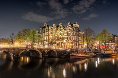 Best European Destinations for first-time Female Solo Travelers Amsterdam Bridge, Amsterdam Photography, Dangerous Liaisons, Amsterdam Houses, Amsterdam Canals, Visit Amsterdam, Van Gogh Museum, Madame Tussauds, Amsterdam Travel