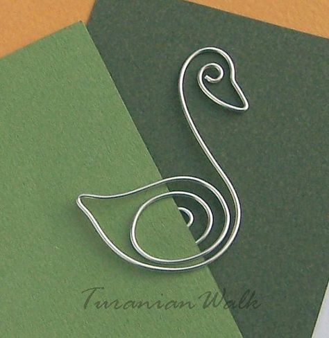 Wire Bookmarks, Bookmark Diy, Wire Jig, The Ugly Duckling, Wire Ornaments, Wire Diy, Beautiful Swan, Bijoux Fil Aluminium, Ugly Duckling