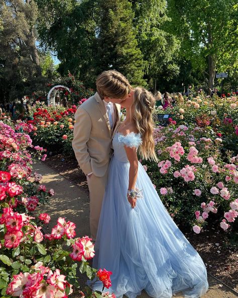 Couple Ball Outfit, Prom Couples Blue Dress, Prom Color Themes Couples, Elegant Prom Pictures, Prom Couples Outfits Blue, Ball Couple Outfit, Cute Couple Pics Prom, Blue Dress Prom Couple, Professional Prom Photos