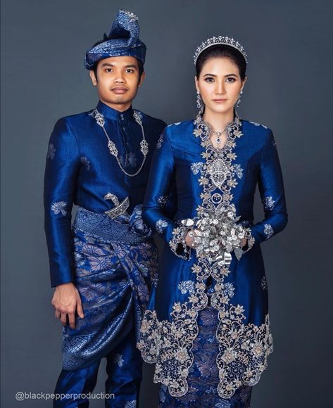 Malay Wedding Dress Songket, Baju Kahwin Songket, Klasik Melayu, Dress Songket, Songket Dress, Songket Wedding, Melayu Wedding, Malay Wedding Dress, Eid Fashion