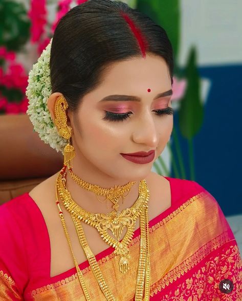 Bengali Bride Gold Jewellery, Bengali Bride Jewelry Gold, Bengali Makeup Look Simple, Bengali Bride Hairstyle, Simple Bengali Bride, Bengali Bridal Jewellery Gold, Bengali Bride Look, Bengali Reception Bridal Look, Reception Bride Makeup