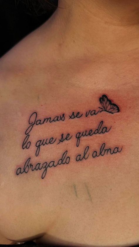 David Sant en X: "“Jamás se va lo que se queda abrazado al alma.” #tattoo #tatuaje #tatoo #frases #davidsant #davidsantfrases https://t.co/FRbntFdhbB" / X Cardigan Tattoo, Old Style Tattoos, Tattoo Mujer, Tattoo Frases, Mama Tattoo, David Sant, Mommy Quotes, Petite Tattoos, Birth Flower Tattoos