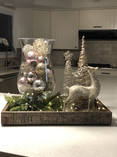 Christmas Decorative Tray Ideas, Christmas Dinning Room Table Centerpiece, Candle Centerpiece Christmas, Christmas Center Table Decor, Christmas Centerpiece For Coffee Table, Christmas Trays Decoration, Ornaments In Vases, Christmas Decor Tray Ideas, White And Gold Christmas Decor Ideas