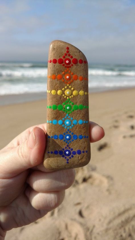 Rock Kunst, Stone Mandala, Chakra Mandala, Pet Rock, Rainbow Stone, Art Coquillage, Mandala Painted Rocks, Mandala Rock Art, Chakra Art