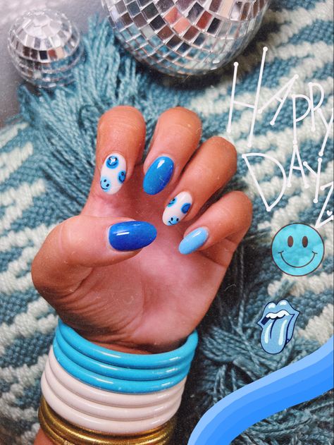 Cute Summer Nail Inspo 2023, Cute Summer Nails Smiley Face, Short Almond Nails Smiley Face, Smiley Face Nail Design, Smiley Nails Happy Faces, Almond Nails Smiley Face, Simple Smiley Face Nails, Blue Nails With Smiley Face, Smily Face Nail Design