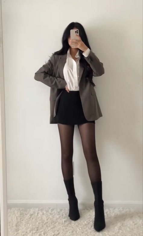 Outfit Ideas For Teens, Aesthetic Closet, Trending Dress, Sixth Form Outfits, Capsule Closet, Tiktok Outfits, Stylish Aesthetic, Aesthetic Outfit Ideas, Classy Work Outfits