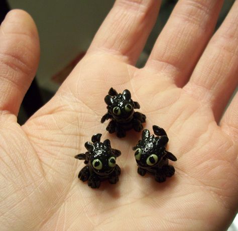 These are some of the micro mini (extra tiny) Toothless figurines I have made and sold on Etsy. They are less than 1/2" tall and their teeny weeny eyes glow in the dark. Made of polymer clay and ar... Clay Toothless, Dragon Egg Craft, Fantasy Dragon Art, Model Sculpture, Felt Dragon, Dragon Box, Clay Model, Girl Scout Camping, Nick Nacks