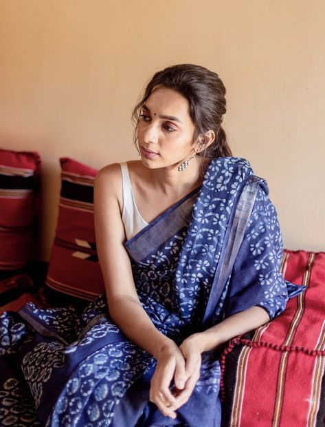 Saree For Working Women, Cotton Saree Aesthetic, Indigo Saree Blouse Designs, Indigo Cotton Saree, Indigo Saree Styling, India Style Dress, Saree Aesthetics, Blue Cotton Saree, Kerala Saree Blouse