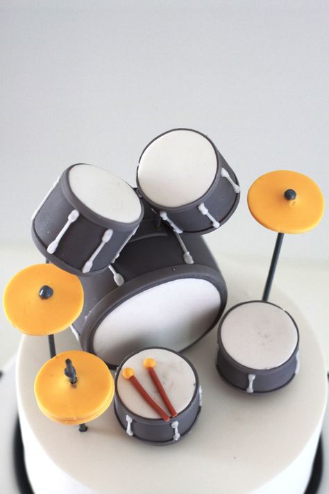 Cute drumkit set on top of a birthday kit. For the full view and a HAPPY BIRTHDAY photo message to send to a band / music loving friend on their special day, see my pin https://www.pinterest.com/pin/384987468125499986/ - and oh, aren't those tiny drumsticks darling! #DianaDee:) for each Drummer Drumming: a #HUMOR PIC - https://www.pinterest.com/claxtonw/humor-pics/ Drums Cupcakes, Drum Set Cake, Drum Birthday Cakes, Bolo Musical, Music Themed Cakes, Music Cakes, Music Cake, Drum Cake, Not Musik