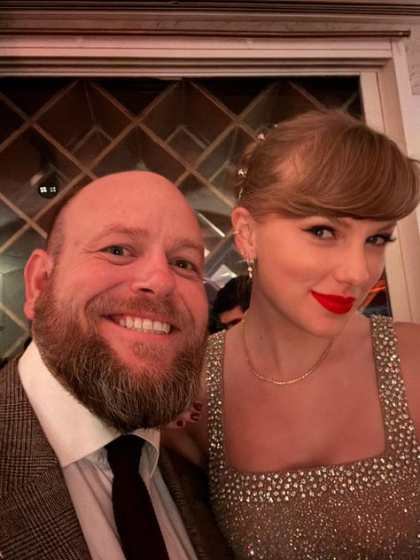 Colm Flynn on X: "When you get a WhatsApp message from a friend in the US casually hanging out with Taylor Swift and Travis Kelce on New Years Eve. https://t.co/urDR3ZeCKT" / X Crochet Unique, The Power Of Words, Power Of Words, Blonde Cat, Estilo Taylor Swift, Taylor Swift Funny, Taylor Swift Hair, Long Live Taylor Swift, Taylor Swift (lyrics)