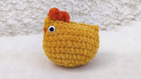 No sew crochet chicken - Free amigurumi pattern - Akamatra Small Crochet Chicken Pattern Free, No Sew Crochet, Chicken Minis, Chicken Crochet, Crocheted Animals, Chicken Pattern, Crochet Chicken, Small Chicken, Crochet Inspo