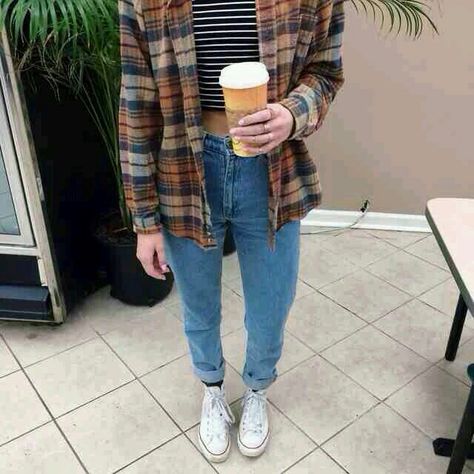 Earthy toned flannel, striped top, rolled jeans, white converse. Winter Hipster, Fashion Guys, Scene Girl, Goth Outfit, Types Of Jeans, Look Retro, 90's Fashion, Baggy Pants, Plaid Skirt