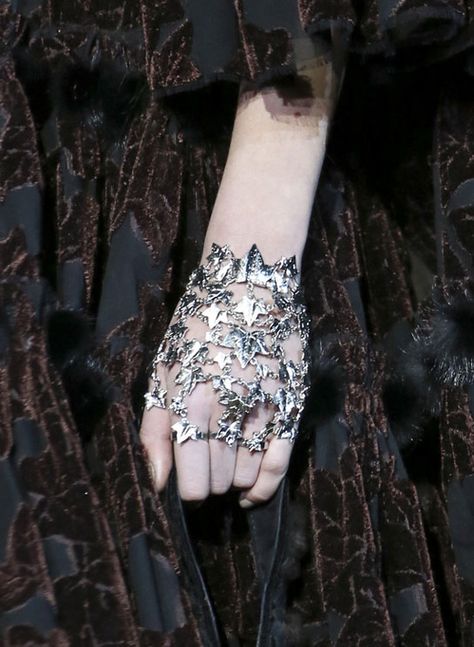 2014-2015 Alexander McQueen Lizzie Hearts, Yennefer Of Vengerberg, 2014 Trends, A Court Of Mist And Fury, Hand Bracelet, Red Queen, Runway Trends, Fantasy Aesthetic, Black And Silver