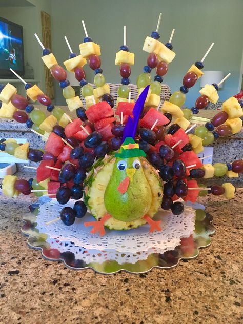 Turkey Fruit Display Turkey Fruit Display, Thanksgiving Food Art, Turkey Display, Turkey Fruit Platter, Turkey Kabobs, Turkey Fruit, Fruit Turkey, Thanksgiving Fruit, Fruit Desert