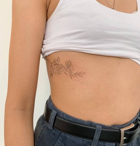 Fine line flower tattoo on the rib. Flower On Ankle Tattoo, Simple Unique Tattoos, Zwilling Tattoo, Flower Tattoo On Ribs, Rib Tattoos For Women, Petite Tattoos, Classy Tattoos, Cute Tattoos For Women, Discreet Tattoos