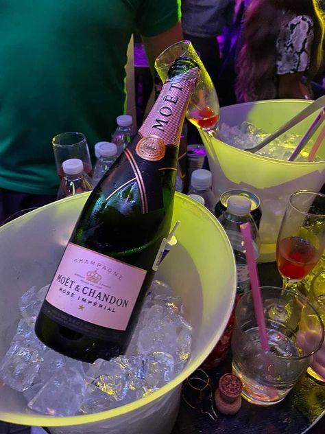 Chandon Rose, Money Images Cash Indian, Pretty Alcoholic Drinks, Alcohol Party, Alcohol Aesthetic, Travel Pictures Poses, Alcohol Bottles, Cute Birthday Gift, Pretty Drinks