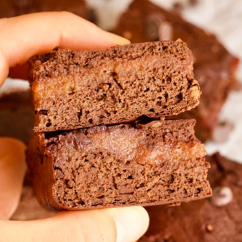 Dairy-Free Gluten-Free Caramel-Stuffed Chocolate Brownies Peachie Spoon, Protein Brownies Recipe, Protein Sweets, Stuffed Brownies, Clean Treats, Flourless Brownies, Perfect Brownies, Butter Brownies, Protein Brownies