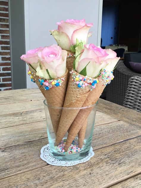 Ice Cream Cone Diy, Spring Party Decorations, Spring Flower Arrangements, Amazing Food Decoration, Shabby Chic Easter, Candy Birthday Party, Easy Easter Decorations, Ice Cream Social, Flower Arrangements Simple